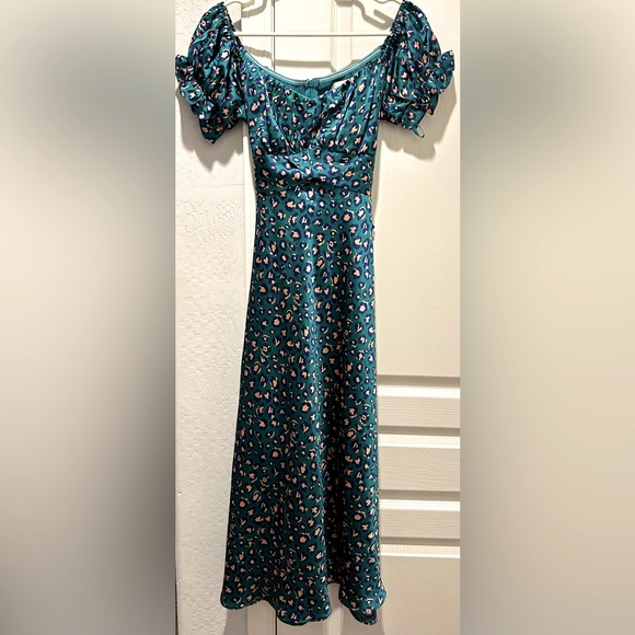 Hello Molly Off Shoulder Spiced Ginger Medley Maxi Dress in Green Leopard - Picture 3 of 12